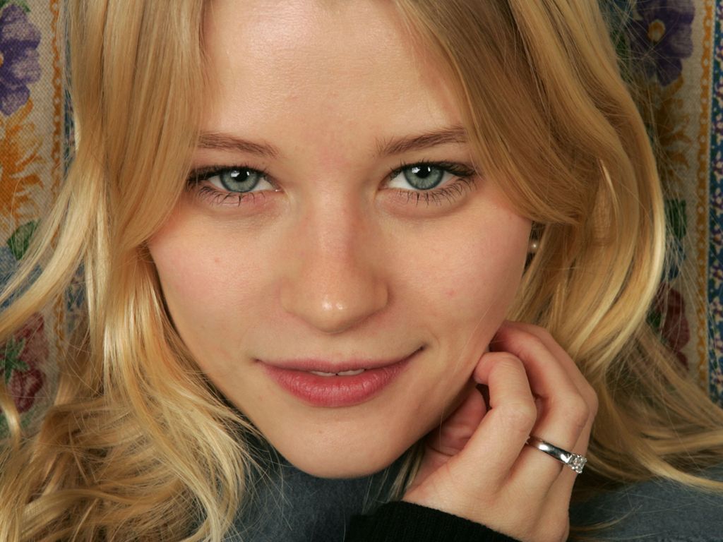 [Emilie-de-Ravin-20.JPG]