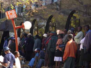 Bank+queues+in+Zimbabwe