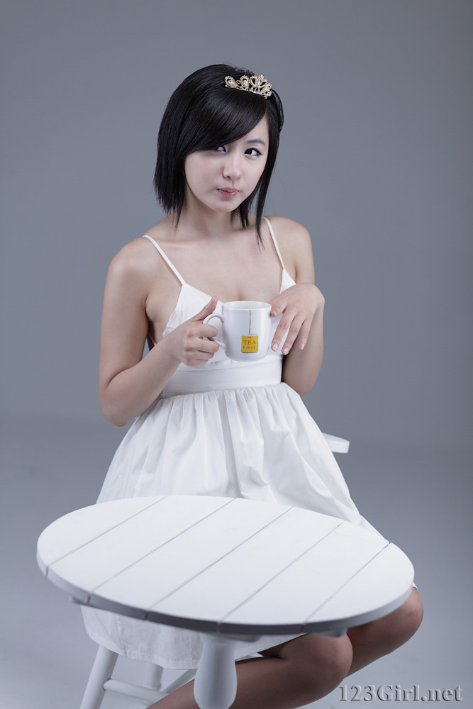 [ryu-ji-hye-white-dress-01.jpg]