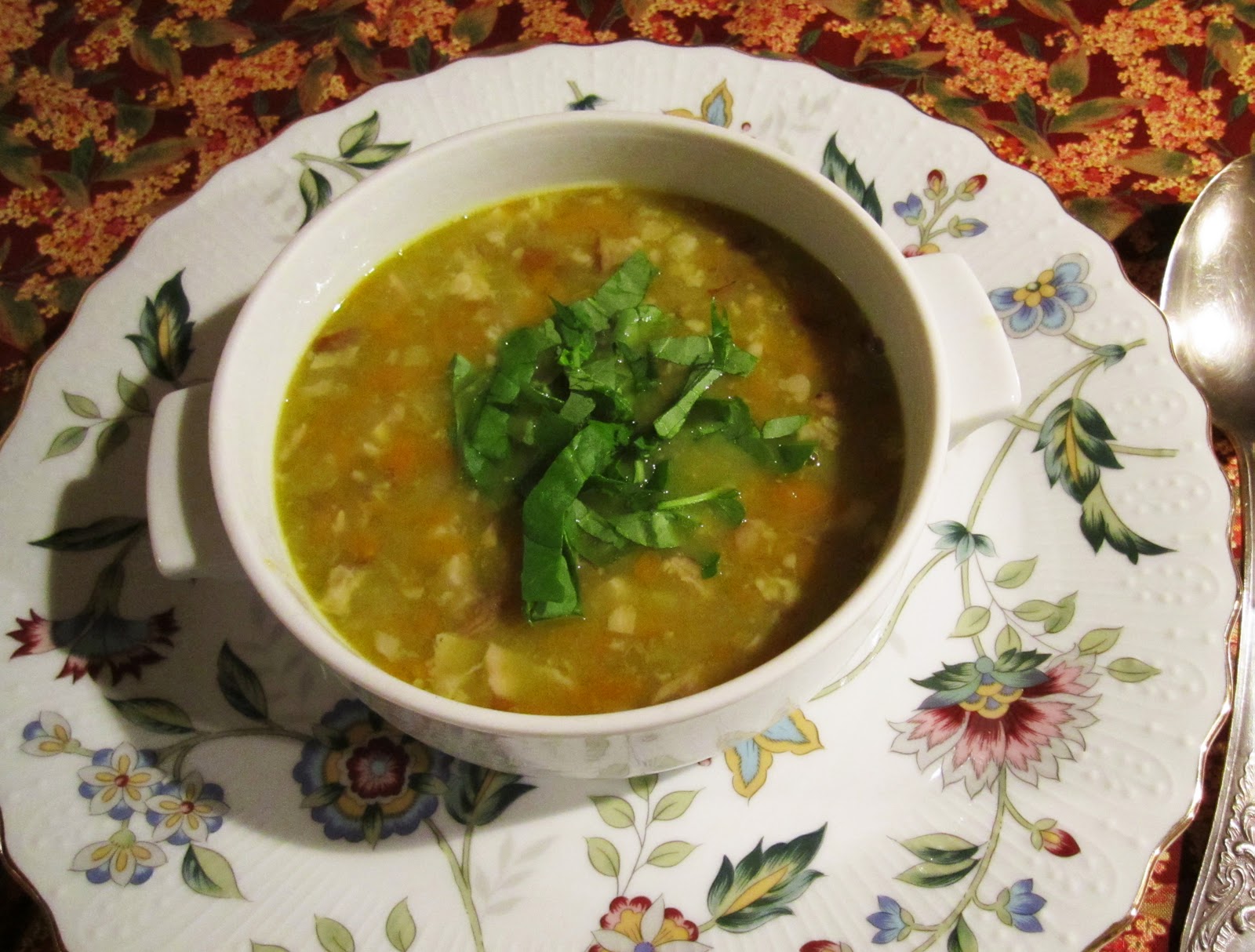 Можно в год гороховый суп. Гороховый суп с копченостями Теремок. Горох для супа. Горох с копченостями. Салат к гороховому супу.