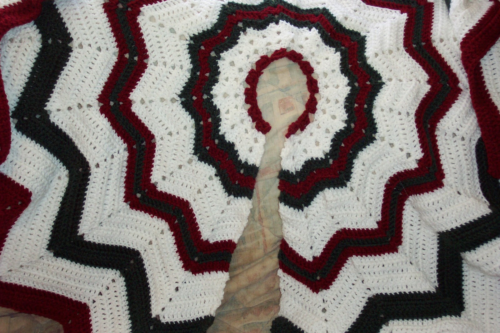 Free Crochet Pattern: Festive Tree Skirt - ShopWiki