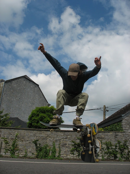 Mathieu passant 4 planches au concours du + haut Ollie à Ciney