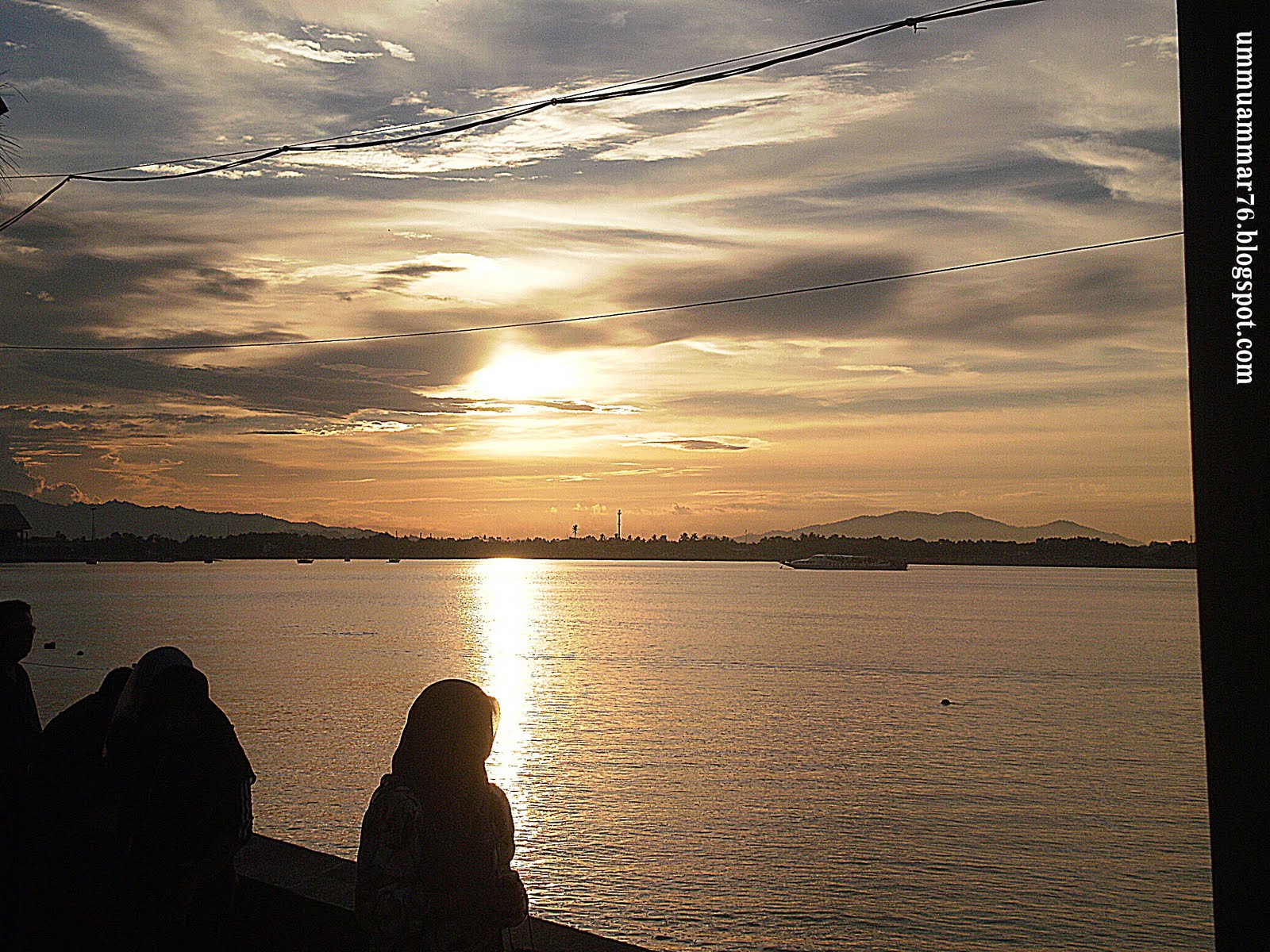 Gambar Abstrak Senja Lubang Gambar