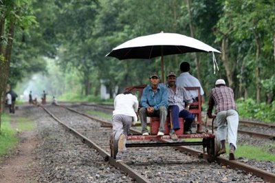 [Bangladeshi+railway+officials+inspect+the+line+on+the+Bangladeshi+side+of+the+border+near+the+railway+station+at+Darshana,+Bangladesh,+as+seen+from+Gede.jpg]