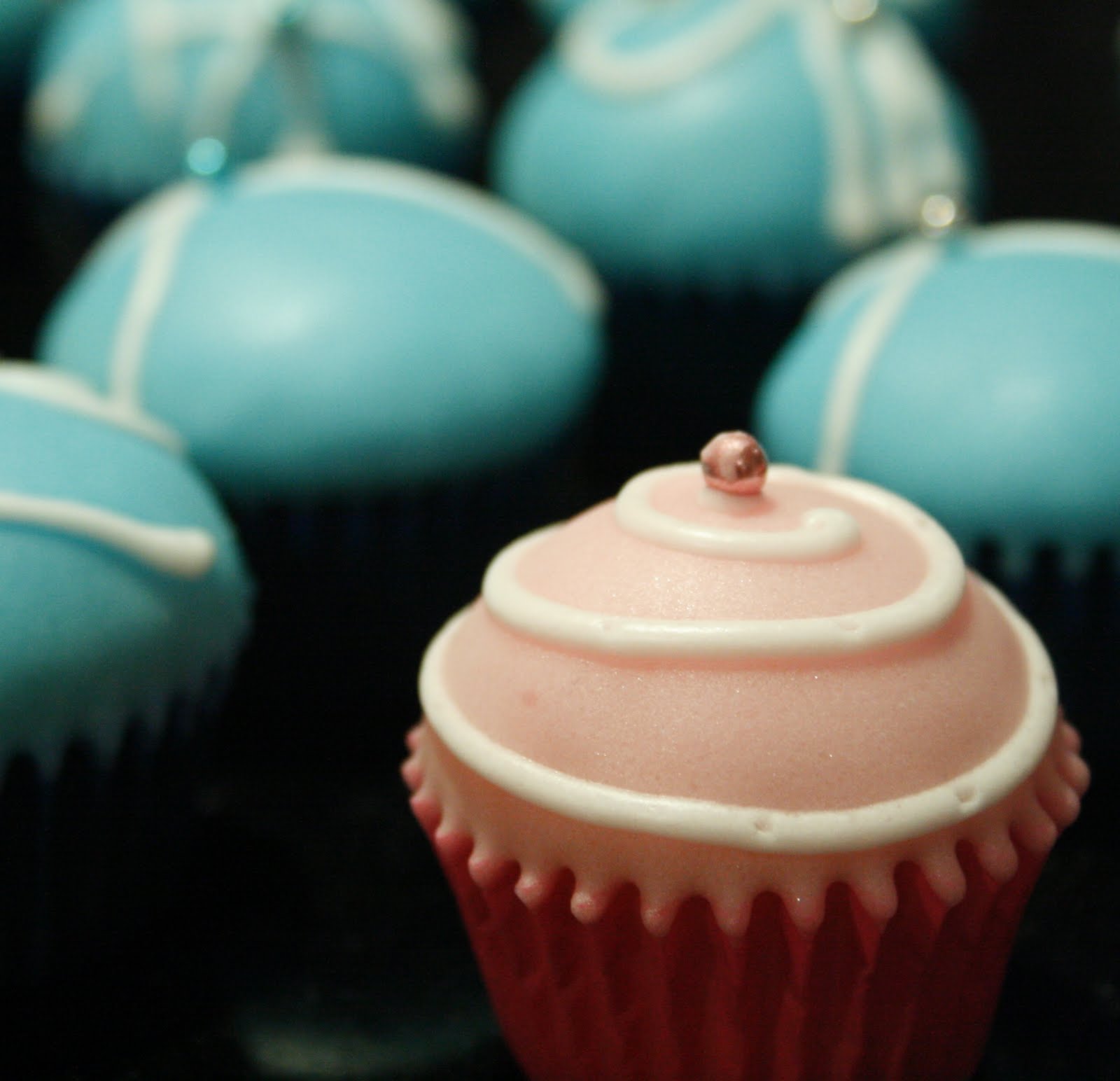 The Nooblet Patissier Vanilla Cupcakes Dipped in Fondant Icing