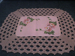 pintura de rosas em tapete eamborrachado com bico de croche