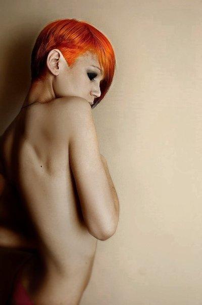 aleksandra zenibyfajnie nudez cabelos curtos vermelho laranja