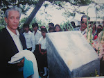 Hnos. Alcalde Manuel Colom Argueta ( 1970 a 1974 ) Develan placa 1993