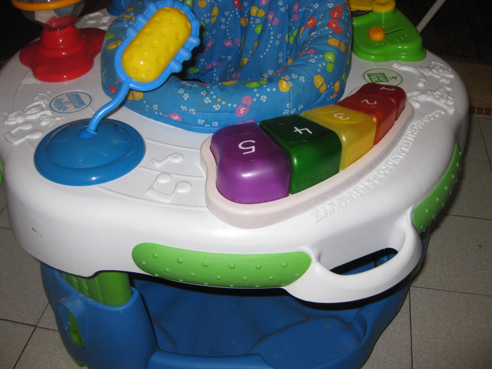 Mesya & Baby Wardrobe LeapFrog Learn & Groove exersaucer