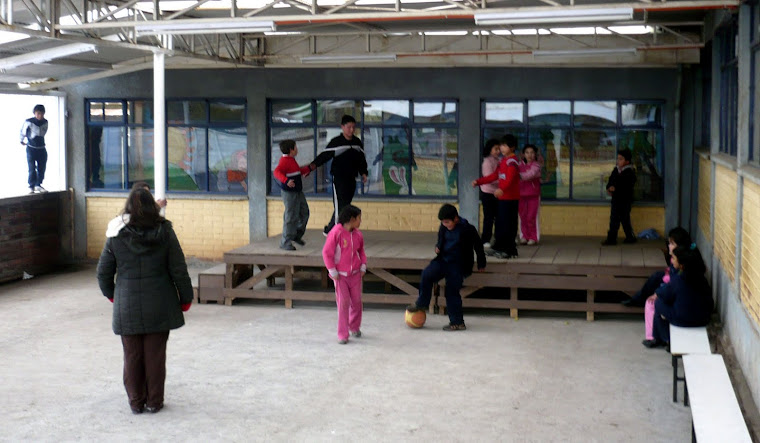 EDUCACIÓN 5. COMUNA DE VICTORIA. PROVINCIA DE MALLECO. NIÑOS BAILANDO UN VALS CHILOTA (DE CHILOÉ)