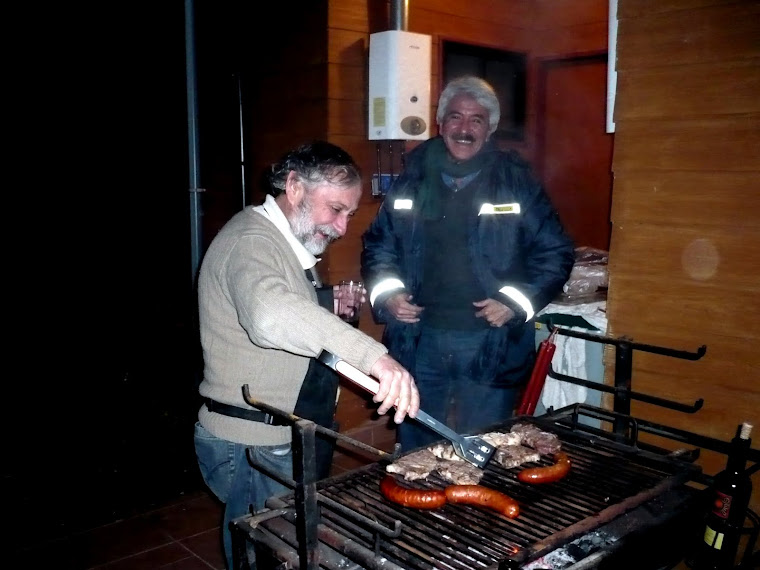 AMIGOS (21). PREPARANDO EL ASADO PARA LA CENA EN PUCÓN, ¡MMMMHHH!