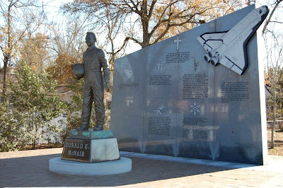 Monumento dedicado a Ronald McNair en Lake City (Carolina del Sur)
