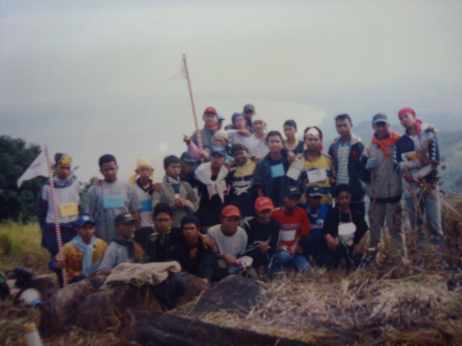 Foto Para Peserta Ikhwan dan Panitia KRISTAL 2002 di atas bukit Sedau dengan Background Laut yang..