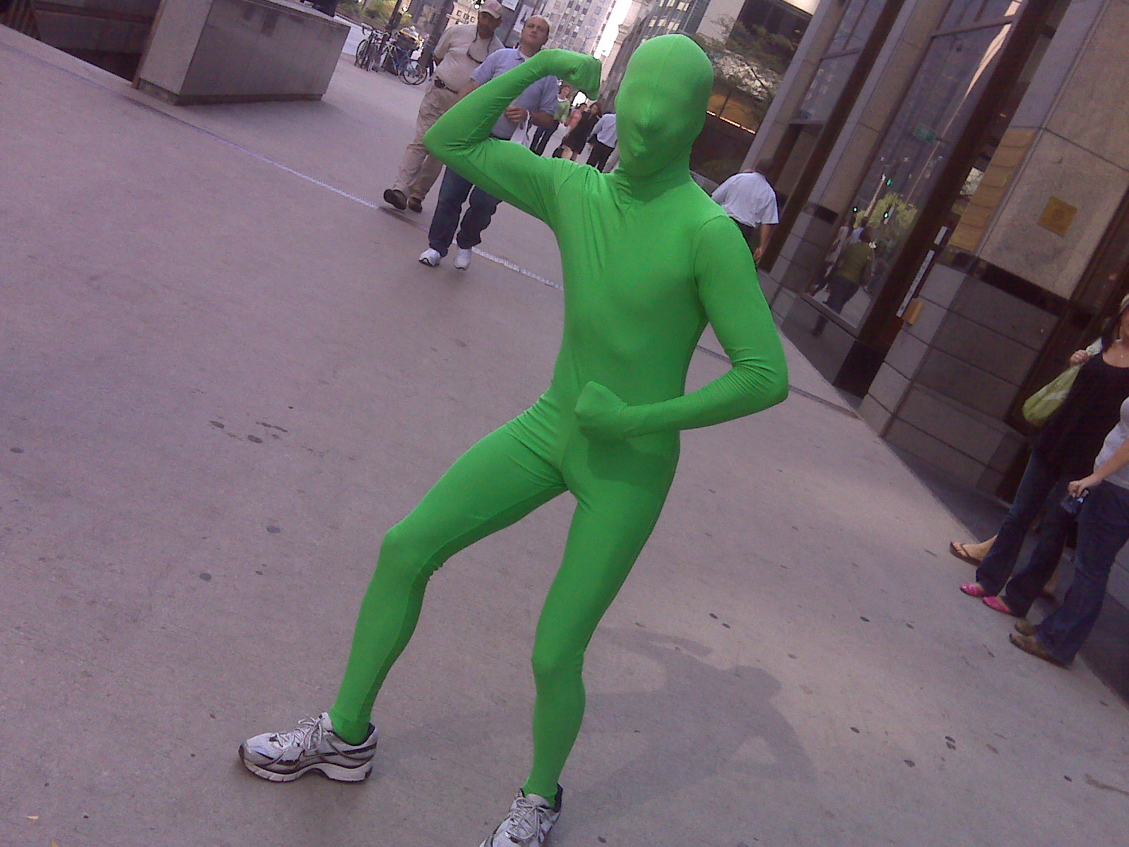 Пародия зеленые. Зеленый человек. Человек в зеленом костюме. Костюм зеленого человечка. Зеленые человечки.