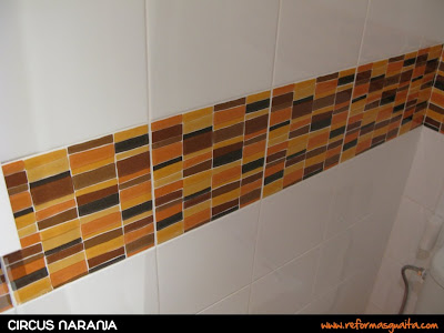 Un baño en 2 colores: Blanco y Naranja ~ Reformas Guaita
