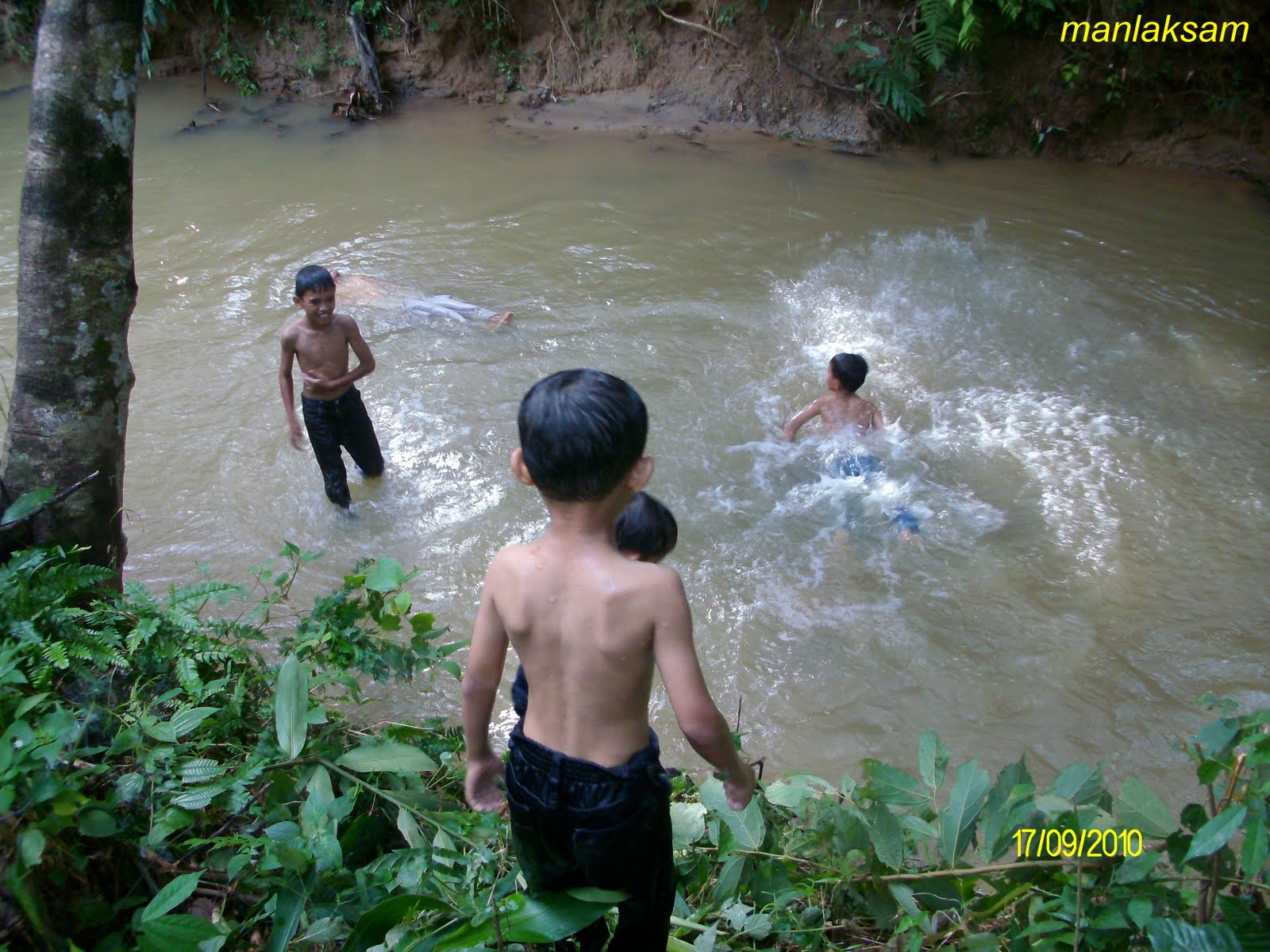 manlaksam....setalam batu seraup emas: Mandi Sungai Di Batu Talam.