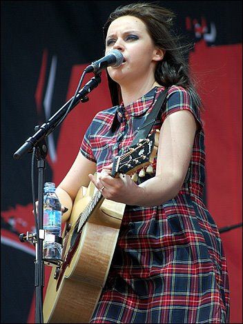 [amy_mcdonald_01_352x470.jpg]