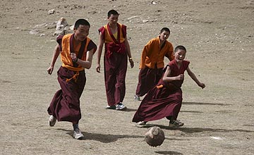 [Un+grupo+de+monjes+tibetanos+juegan+al+fútbol+a+la+espera+de+que+la+antorcha+ascienda+el+Everest.jpg]