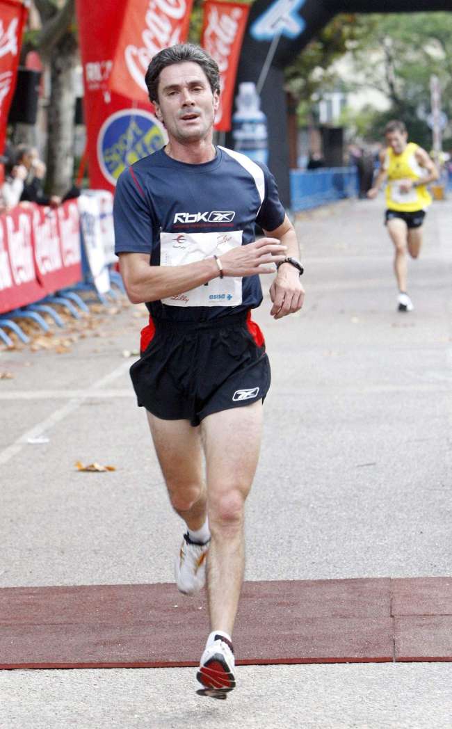 [Martín+Fiz,+ex+campeón+del+mundo+y+de+Europa+de+maratón,+a+su+llegada+a+la+meta+de+una+carrera+en+Madrid.+EFEArchivo.jpg]