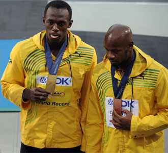 [Usain+Bolt,+con+su+compatriota+Asafa+Powell,+en+la+entrega+de+medallas+de+los+100+metros.jpg]
