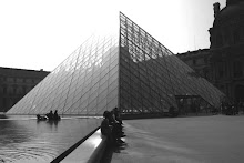 No centro do Louvre