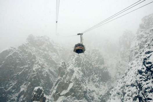 [snow-palm-springs-tram-car-jan-22-2010.jpg]