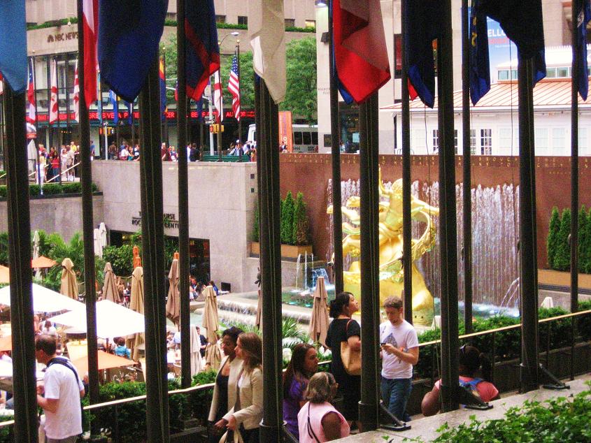 [new-york-NY-Rockefeller-Center-Plaza-water-fountain.jpg]