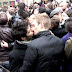 Besos contra la homofobia en París y Lima