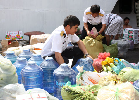 Vận chuyển gần 20 tấn quà Tết và hàng hóa tới các đảo thuộc Vùng E Hải quân 2