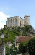The repair of the walls of the family castle of William the Conqueror in . (falaise donjons)