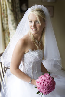 http://1.bp.blogspot.com/_XILJcYTsqrc/TM6zRMT9WoI/AAAAAAAAAO8/gYLHU4MqZbo/s320/beautiful-happy-bride.jpg
