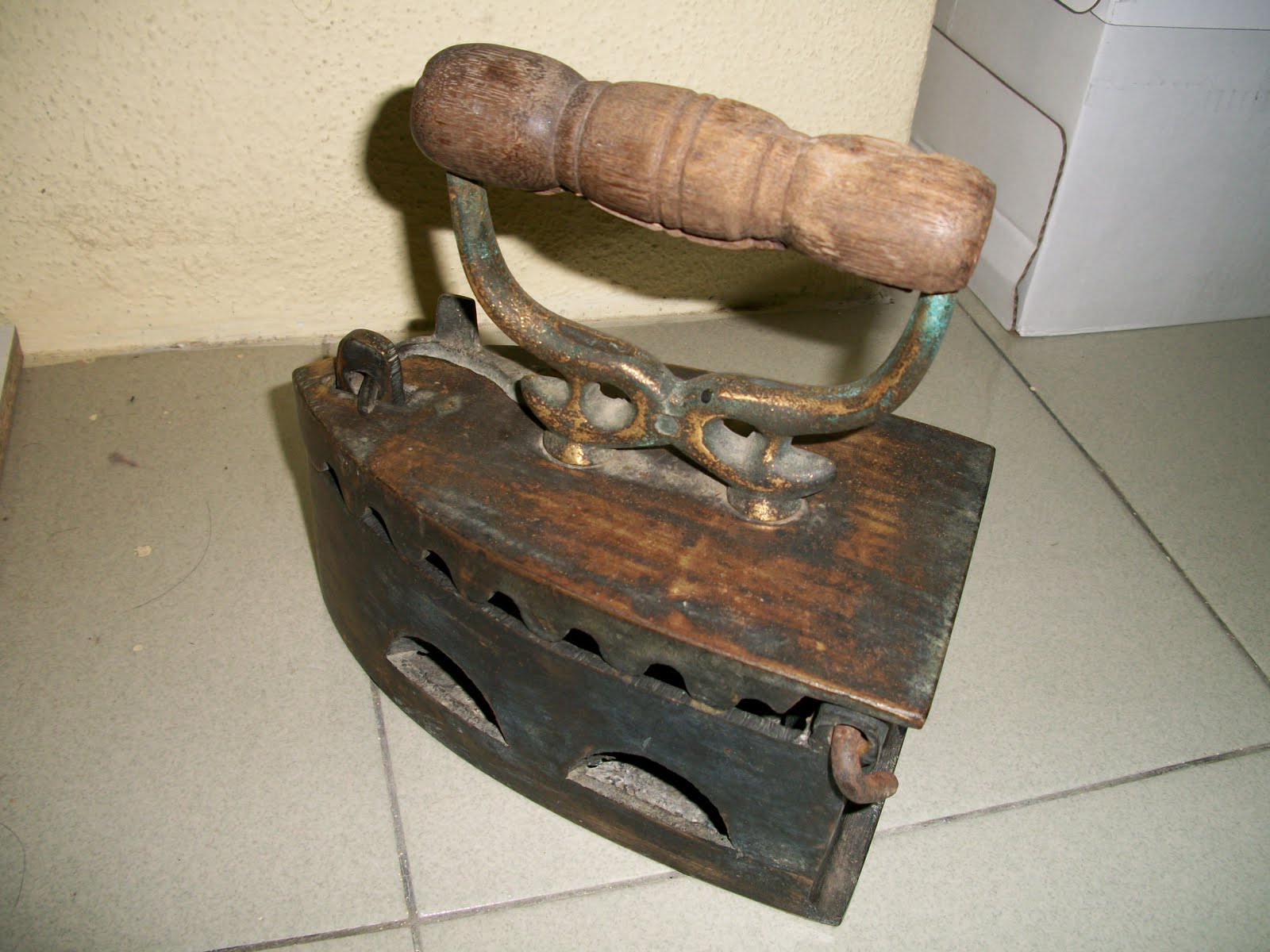 collectible items Vintage Brass Charcoal Iron