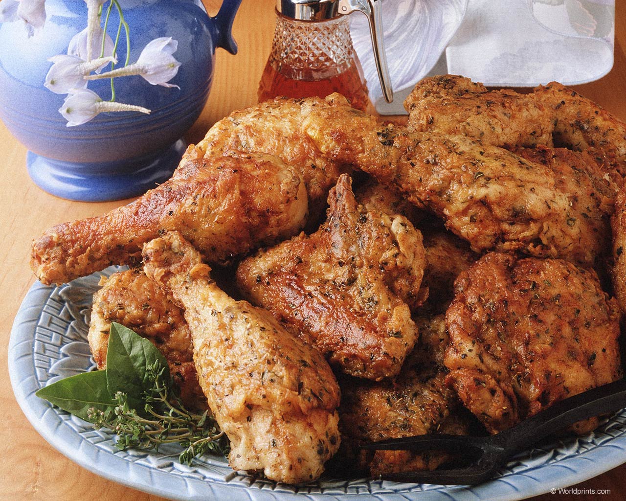Поставь кура. Курица в сухарях в духовке. Курица в панировочных сухарях в духовке. Жареная курица в панировке. Жареная курица в панировочных сухарях.