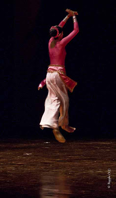 Posted by Ripple (VJ) : Dance Performance by Sri lankan folk dancers @ Kamani, Delhi : In the Air