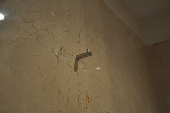 mármore dos wc's. suporte de pendurar em inox no wc suite