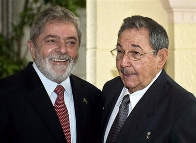 [1140-lula-da-silva-e-raul-castro.jpg]