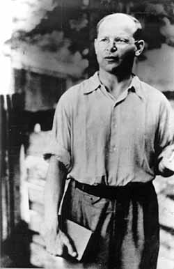[bonhoeffer-standing.jpg]