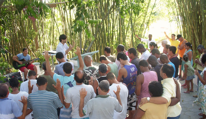 Omar Zaracho pregando e ministrando na Casa de Recuperação Vida e Amor.