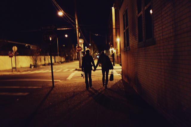 Музыка на улице ночью. Гулять ночью. Парень и девушка гуляют ночью. Ночная прогулка. Вечерняя прогулка.