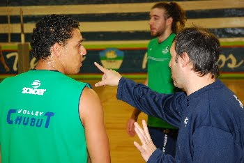 Dileo da indicaciones en el entrenamiento