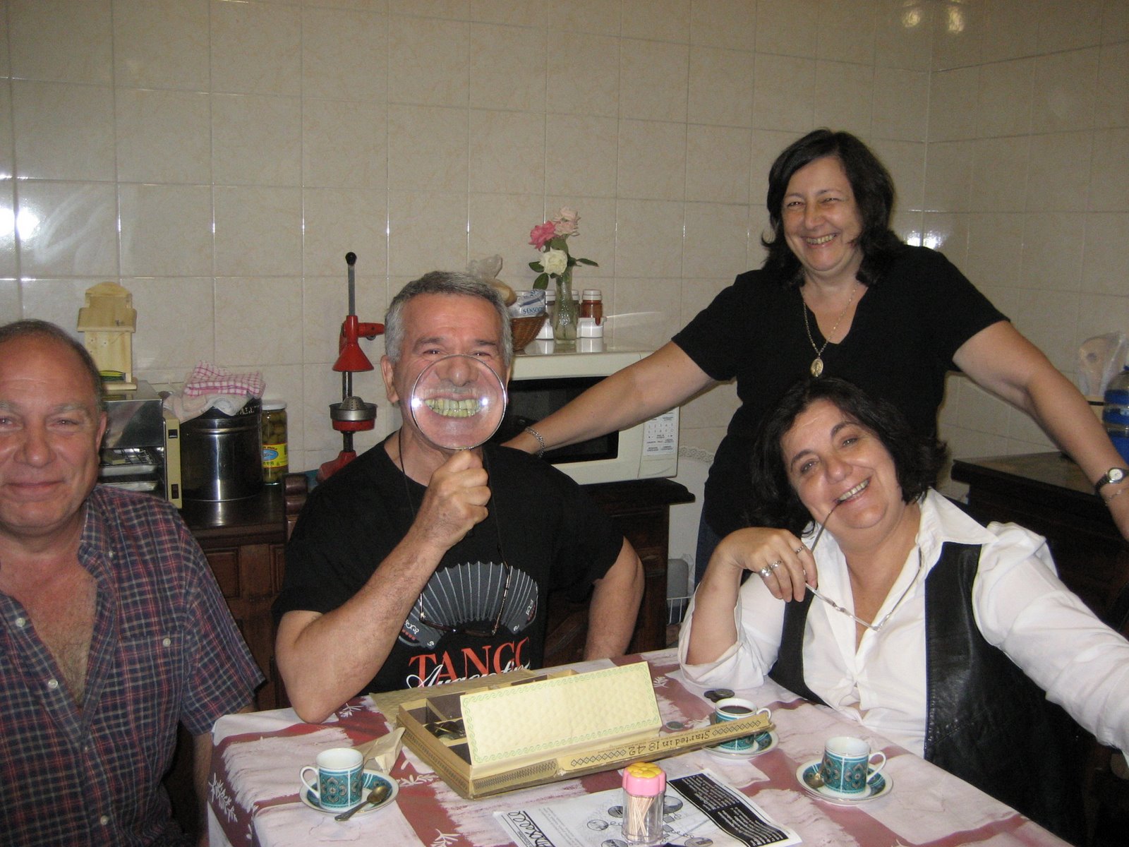 [Mujer+Jose+Irene+Toto+lupa+sonrisa.jpg]