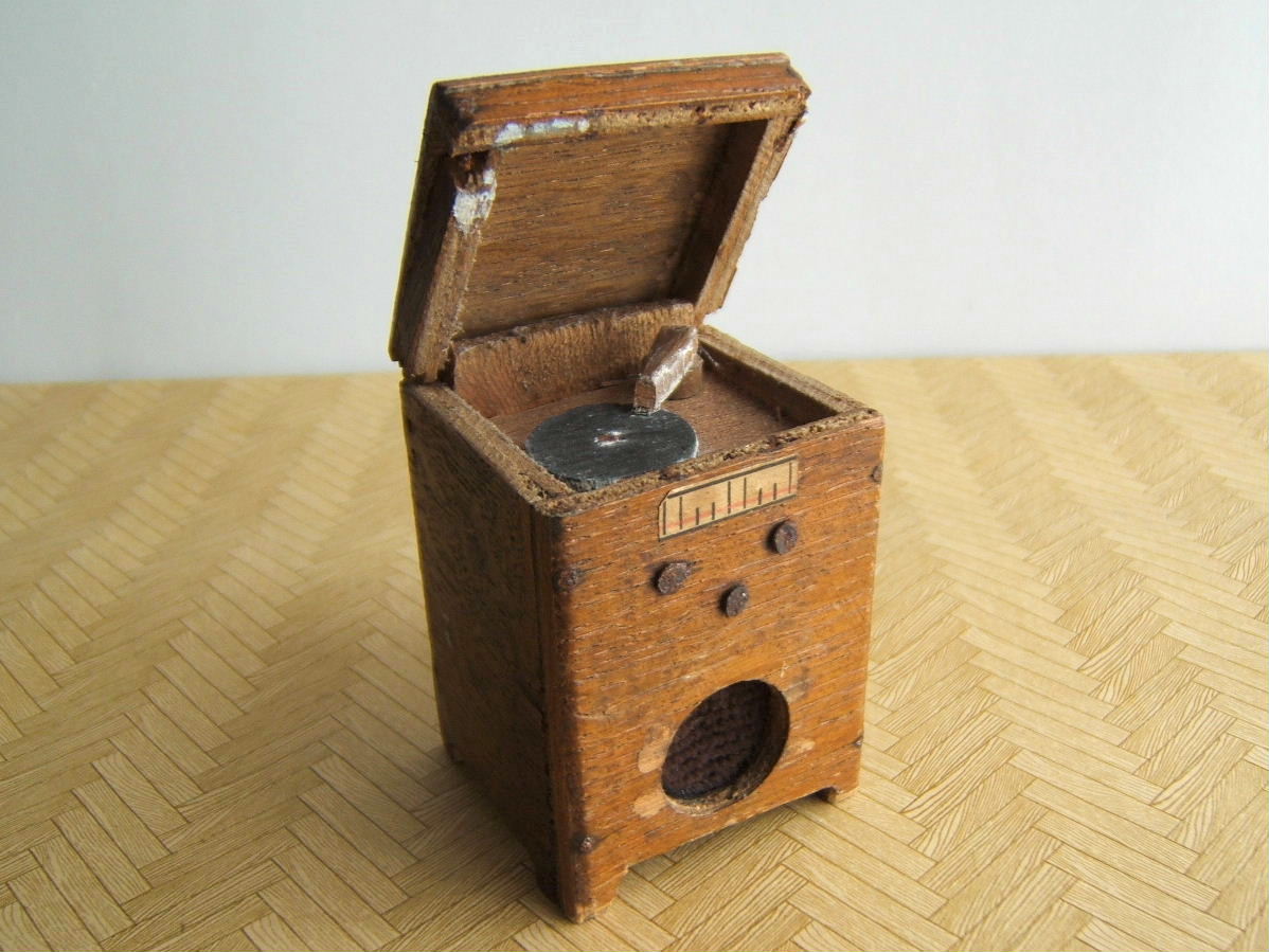 It's a small world: Kensalcraft radiogram - 1940s