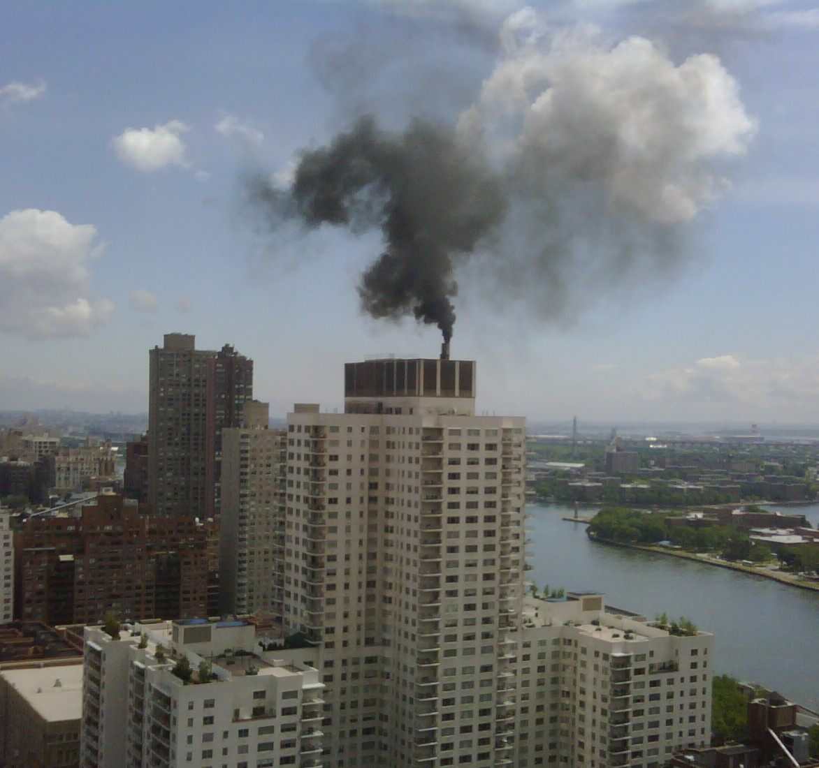 Загрязнение жилых помещений. Загрязненность воздуха Нью-Йорк. Загрязненный воздух в Нью-Йорке. Нью Йорк загрязнение воздуха. ТЭЦ Нью Йорка.
