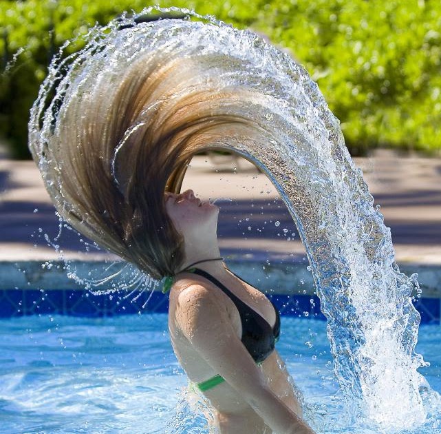 Горячая вода волос. Волосы в воде. Длинные волосы в воде. Волосы из воды. Девушка волосы вода.