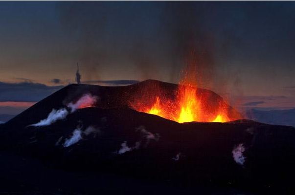 iceland volcano eruption pictures. iceland volcano eruption