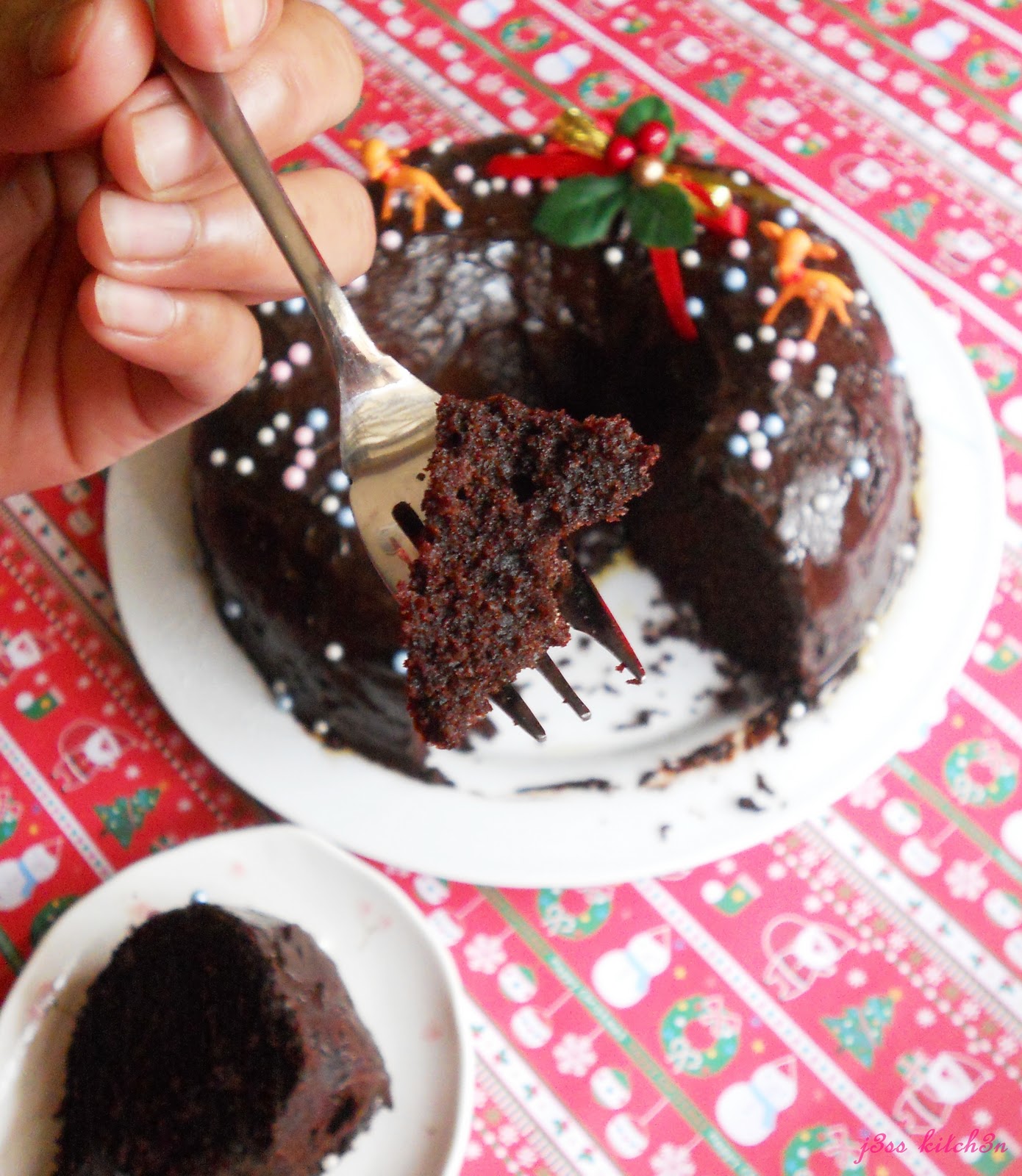 j3ss kitch3n: A Christmas Cake - Super Moist Chocolate Cake 柔软巧克力蛋糕