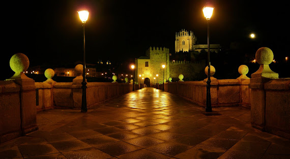 VISTA NOCTURNA DEL PUENTE DE SAN MARTIN