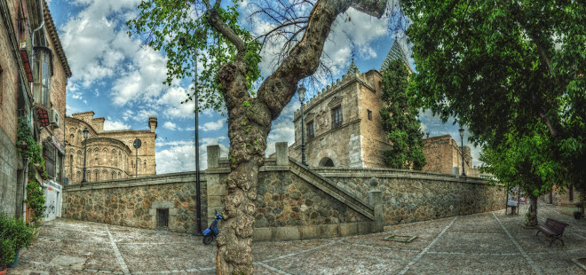 PUERTA DE BISAGRA E IGLESIA DE SANTIAGO DEL ARRABAL