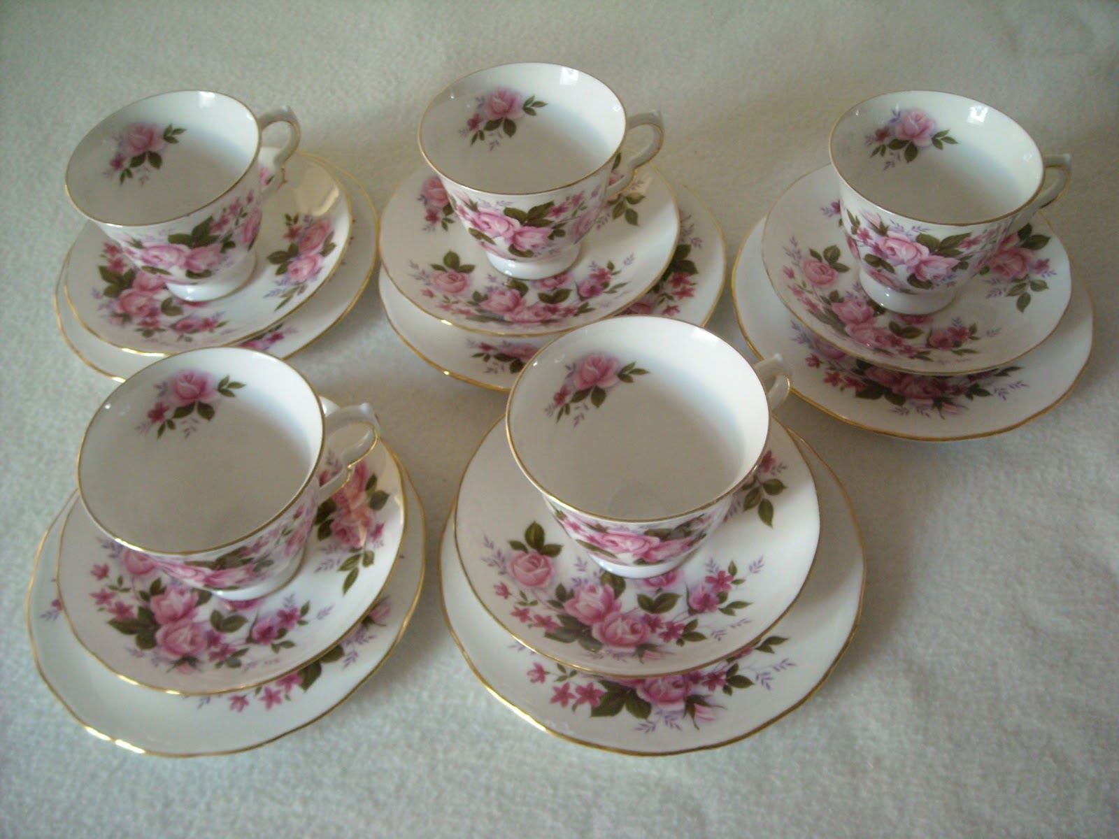 JOMJENGOKJAP Queen Anne Pink Rose Tea Set 16 Pcs (SOLD)
