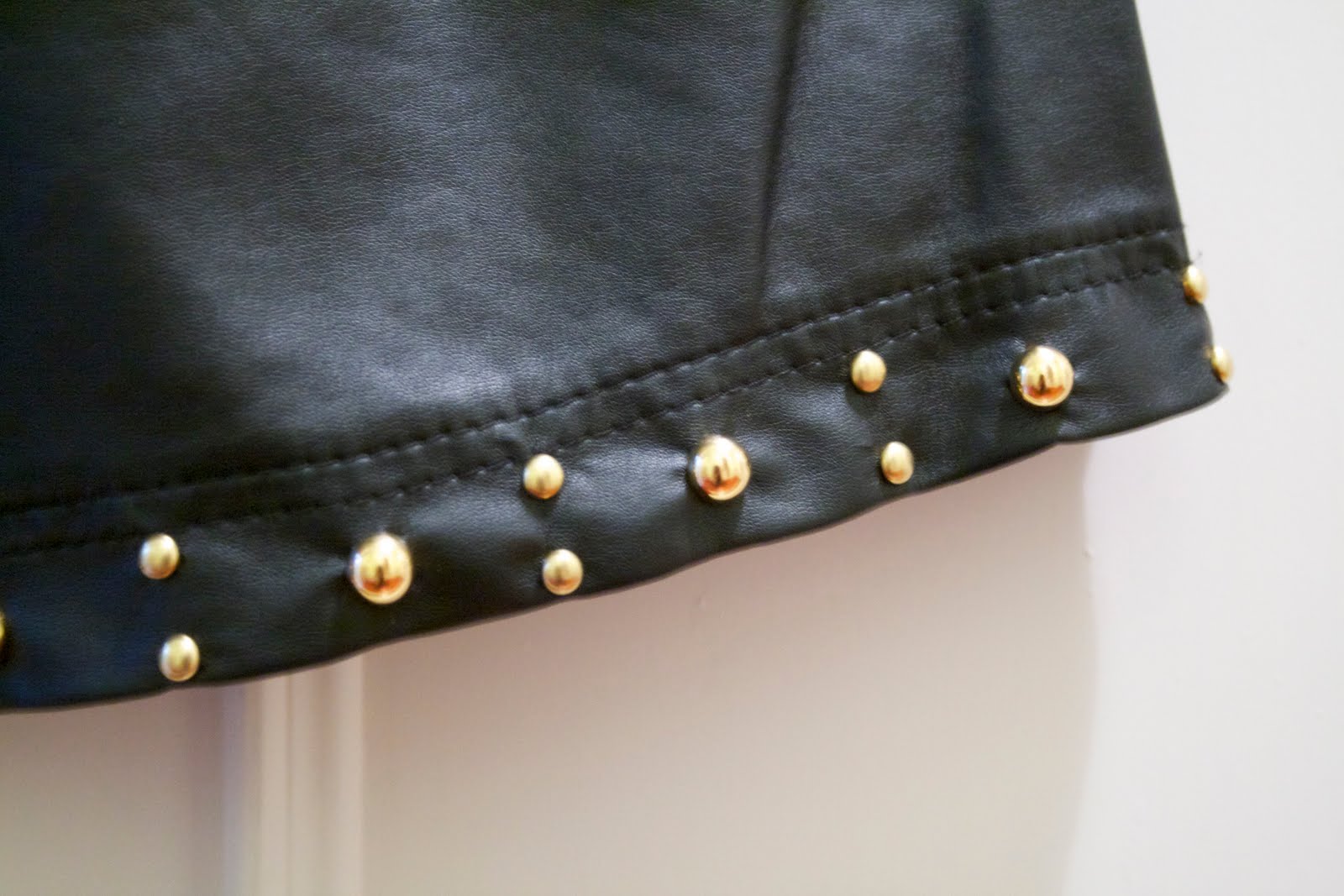 Gasto bar muelle Cómo customizar una minifalda de cuero Custom, DIY, outfits - Crímenes de  la Moda